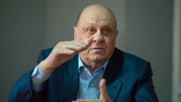 Режиссер, актер Владимир Меньшов выступает с мастер-классом в Ереванском институте театра и кино (4 апреля 2018). Ереван - Sputnik Армения