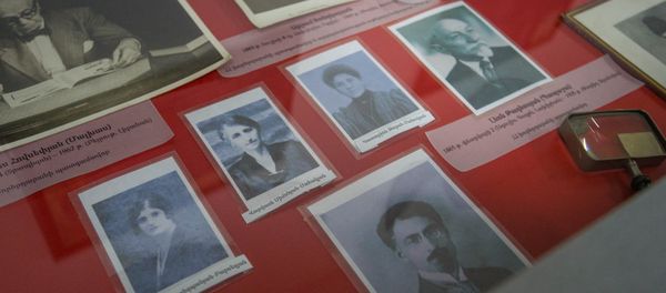 Фотографии женщин депутатов Первой Республики: Перчуи Партизпанян-Барсегян, Варвара Симонян-Саакян и Катарина Зальян-Манукян в музее партии Дашнакцутюн Фотографии женщин депутатов Первой Республики: Перчуи Партизпанян-Барсегян, Варвара Симонян-Саакян и Катарина Зальян-Манукян в музее партии Дашнакцутюн - Sputnik Армения