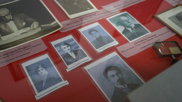 Фотографии женщин депутатов Первой Республики: Перчуи Партизпанян-Барсегян, Варвара Симонян-Саакян и Катарина Зальян-Манукян в музее партии Дашнакцутюн - Sputnik Армения