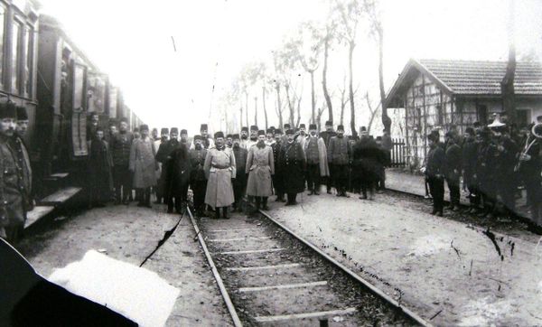 Генерал Кольмар фон дер Гольц (посередине) в окружении турецкой армии. 1909 год, Битола - Sputnik Армения