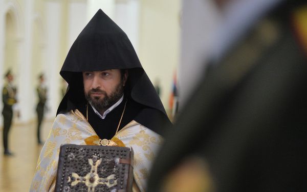 Из резиденции президента РА государственные и духовные символы перемещены в место проведения церемонии инаугурации - Sputnik Армения