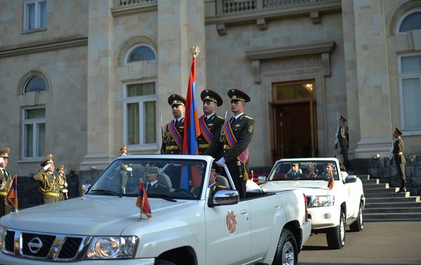 Из резиденции президента РА государственные и духовные символы перемещены в место проведения церемонии инаугурации - Sputnik Армения