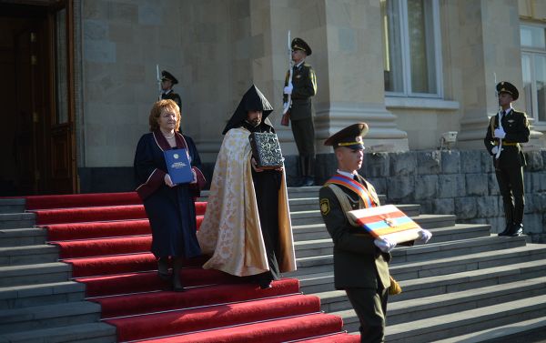 Из резиденции президента РА государственные и духовные символы перемещены в место проведения церемонии инаугурации - Sputnik Армения