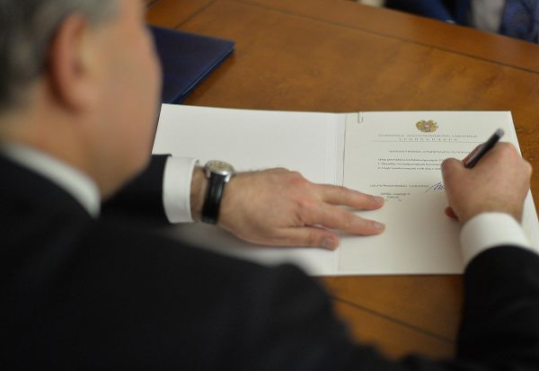 Премьер-министр Карен Карапетян представил Президенту Армену Саркисяну заявление об отставке правительства - Sputnik Армения