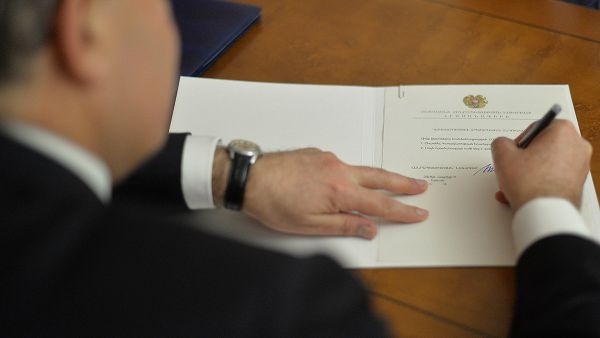 Премьер-министр Карен Карапетян представил Президенту Армену Саркисяну заявление об отставке правительства Премьер-министр Карен Карапетян представил Президенту Армену Саркисяну заявление об отставке правительства - Sputnik Армения