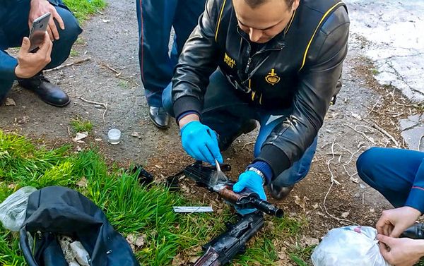 Полиция Армении выявила 4 автомата и 274 патрона разного калибра в гараже в районе Арабкир Полиция Армении выявила 4 автомата и 274 патрона разного калибра в гараже в районе Арабкир - Sputnik Армения