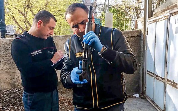 Полиция Армении выявила 4 автомата и 274 патрона разного калибра в гараже в районе Арабкир Полиция Армении выявила 4 автомата и 274 патрона разного калибра в гараже в районе Арабкир - Sputnik Армения