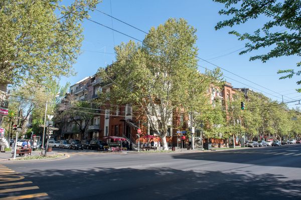 Здание на перекрестке проспекта Маштоца и улицы Пушкина, Ереван Здание на перекрестке проспекта Маштоца и улицы Пушкина, Ереван - Sputnik Армения