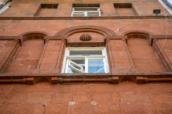 Фасад здания на перекрестке проспекта Маштоца и улицы Пушкина, Ереван Фасад здания на перекрестке проспекта Маштоца и улицы Пушкина, Ереван - Sputnik Армения