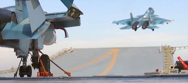 Корабельный истребитель Су-33 ВКС РФ во время взлета с палубы тяжёлого авианесущего крейсера Адмирал Кузнецов - Sputnik Армения