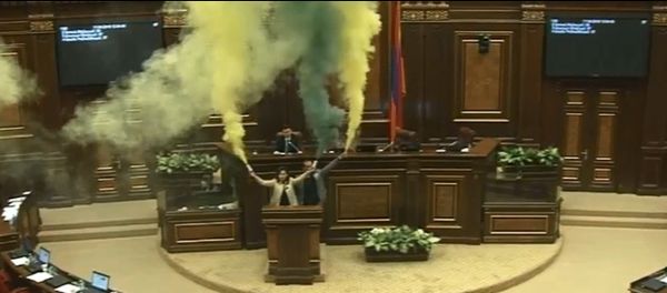 Армянский парламент задымил: оппозиция зажгла факел свободы Армянский парламент задымил: оппозиция зажгла факел свободы - Sputnik Армения