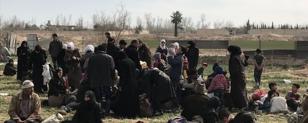 Мирные жители выходят из Восточной Гуты через гуманитарный коридор в поселении Хаммурия - Sputnik Армения
