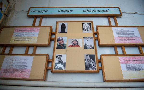Стенд в средней школе села Гагарин, Гегаркуник Стенд в средней школе села Гагарин, Гегаркуник - Sputnik Армения