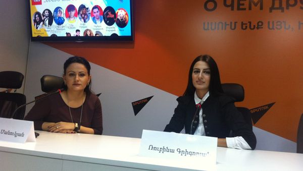 Организатор благотворительного концерта Улыбающиеся цвета Рубина Григорян и председатель общественной организации Ай майрер Нарине Манукян - Sputnik Արմենիա
