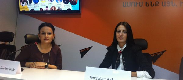 Организатор благотворительного концерта Улыбающиеся цвета Рубина Григорян и председатель общественной организации Ай майрер Нарине Манукян - Sputnik Армения