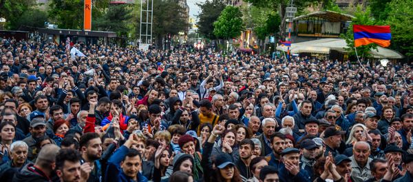 Участники акции протеста Мой Шаг (13 апреля 2018). Площадь Свободы, Ереван - Sputnik Արմենիա