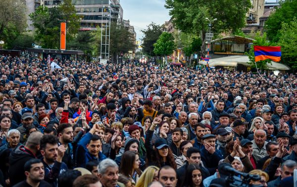 Участники акции протеста Мой Шаг (13 апреля 2018). Площадь Свободы, Ереван - Sputnik Армения