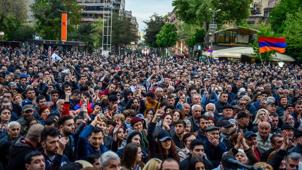 Участники акции протеста Мой Шаг (13 апреля 2018). Площадь Свободы, Ереван Участники акции протеста Мой Шаг (13 апреля 2018). Площадь Свободы, Ереван - Sputnik Արմենիա