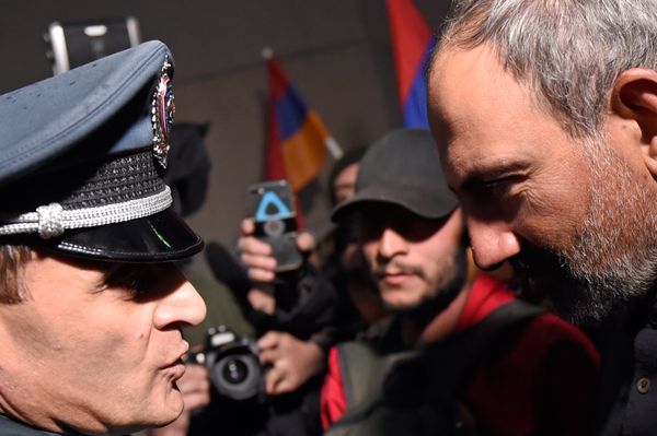 Заместитель начальника полиции Еревана Валерий Осипян и лидер фракции Елк Никол Пашинян во время акции протеста Мой Шаг (13 апреля 2018). Проспект Маштоца, Ереван - Sputnik Армения