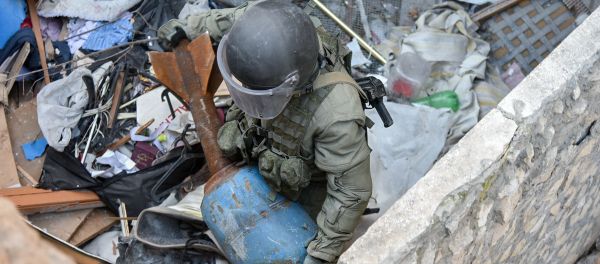 Саперы Международного противоминного центра ВС РФ осматривают разрушенные здания в Алеппо Саперы Международного противоминного центра ВС РФ осматривают разрушенные здания в Алеппо - Sputnik Армения