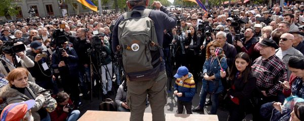 Лидер оппозиционной фракции Елк Никол Пашинян на акции протеста Мой Шаг (14 апреля 2018). Площадь Франции, Ереван - Sputnik Արմենիա