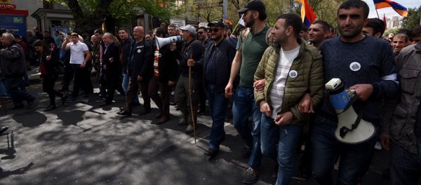 Шествие оппозиции в центре Еревана Шествие оппозиции в центре Еревана - Sputnik Армения