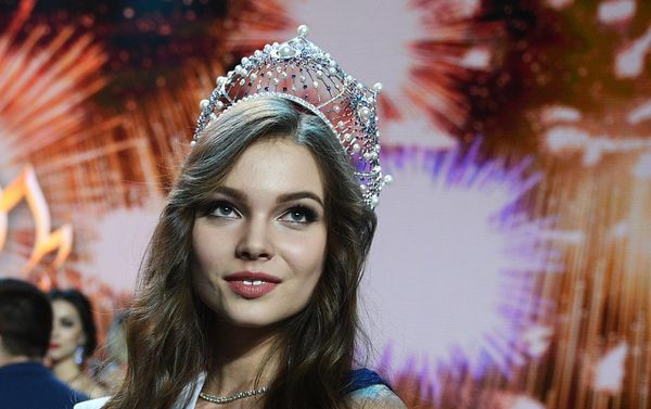 Юлия Полячихина (Чувашская Республика) на церемонии награждения финалисток конкурса Мисс Россия-2018 в концертном зале Барвиха. Юлия Полячихина (Чувашская Республика) на церемонии награждения финалисток конкурса Мисс Россия-2018 в концертном зале Барвиха. - Sputnik Армения