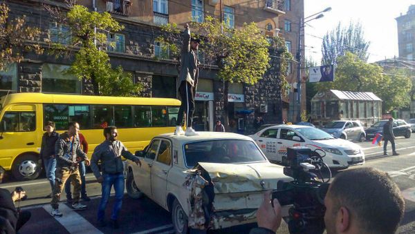 Активисты акции протеста Мой Шаг начали блокировать движение в центре города (16 апреля 2018). Улица Московян, Ереван - Sputnik Արմենիա