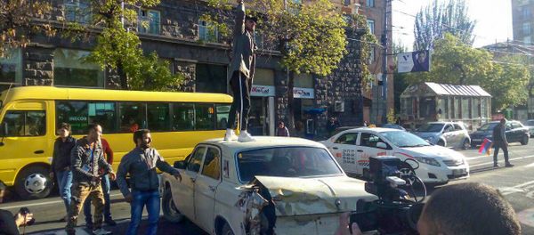 Активисты акции протеста Мой Шаг начали блокировать движение в центре города (16 апреля 2018). Улица Московян, Ереван - Sputnik Армения