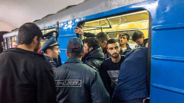 Ситуация на станции метро Еритасардакан (16 апреля 2018). Ереван Ситуация на станции метро Еритасардакан (16 апреля 2018). Ереван - Sputnik Армения