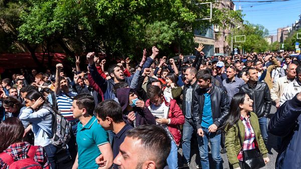 Ситуация на улице Налбандян (16 апреля 2018). Ереван - Sputnik Армения