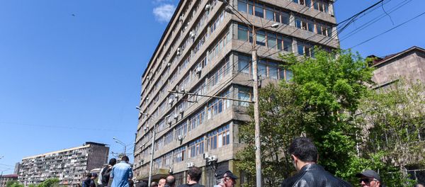 Ситуация на улице Ханджян рядом с Гос.педагогическим университетом Армении (16 апреля 2018). Ереван - Sputnik Армения