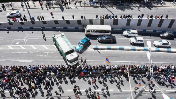 Ситуация на улице Ханджян рядом с Гос.педагогическим университетом Армении (16 апреля 2018). Ереван Ситуация на улице Ханджян рядом с Гос.педагогическим университетом Армении (16 апреля 2018). Ереван - Sputnik Армения