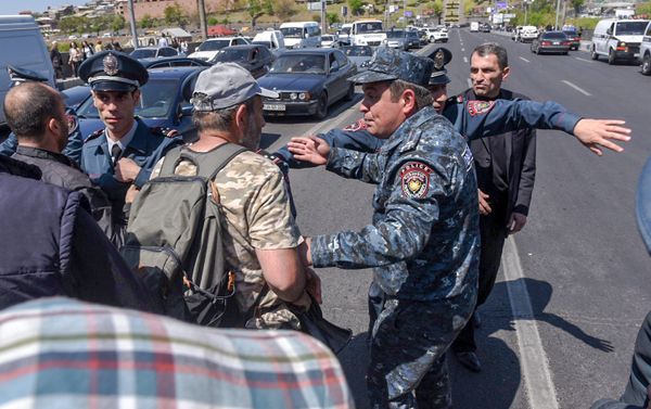 Лидер оппозиционной фракции Елк Никол Пашинян на мосту Победа (16 апреля 2018). Ереван - Sputnik Армения