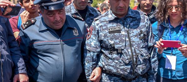 Полиция Армении на мосту Победа (16 апреля 2018). Ереван - Sputnik Արմենիա