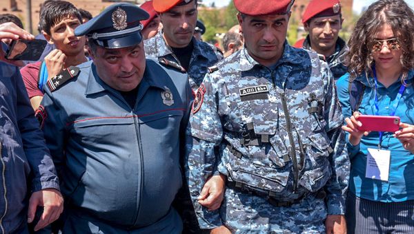 Полиция Армении на мосту Победа (16 апреля 2018). Ереван - Sputnik Արմենիա