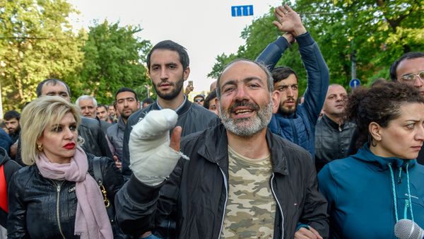 Никол Пашинян вернулся на проспект Баграмяна после выписки из МЦ Наири Никол Пашинян вернулся на проспект Баграмяна после выписки из МЦ Наири - Sputnik Армения