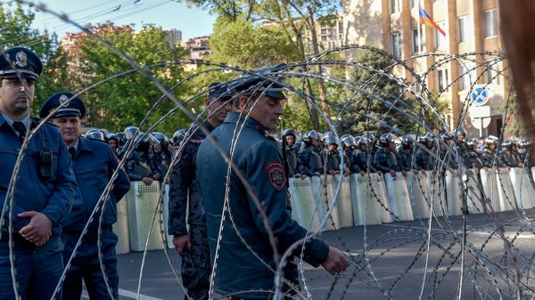 Полицейский кордон во главе с заместителем начальника полиции Еревана Валерием Осипяном на проспекте Баграмян (16 апреля 2018). Ереван Полицейский кордон во главе с заместителем начальника полиции Еревана Валерием Осипяном на проспекте Баграмян (16 апреля 2018). Ереван - Sputnik Армения
