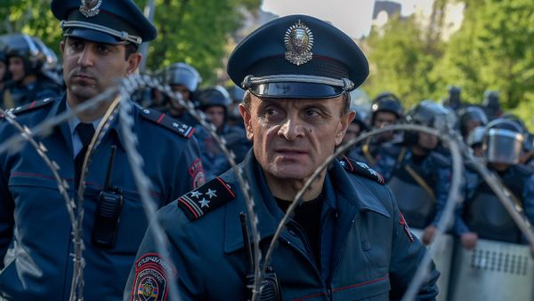 Полицейский кордон во главе с заместителем начальника полиции Еревана Валерием Осипяном на проспекте Баграмян (16 апреля 2018). Ереван - Sputnik Армения