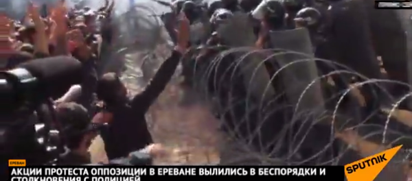 Акции протеста оппозиции в Ереване вылились в беспорядки и столкновения с полицией - Sputnik Армения