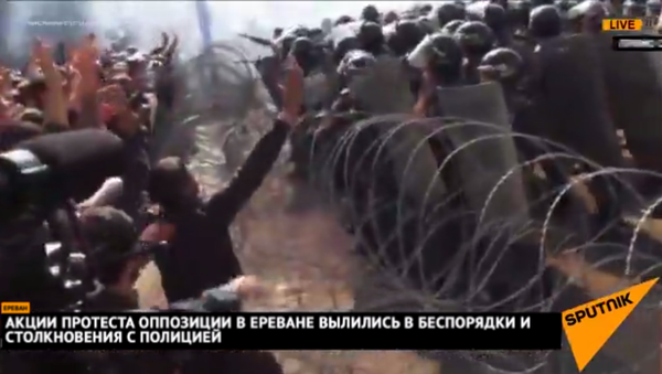 Акции протеста оппозиции в Ереване вылились в беспорядки и столкновения с полицией - Sputnik Армения