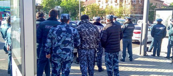 Полицейские на улице Абовян (17 апреля 2018). Ереван Полицейские на улице Абовян (17 апреля 2018). Ереван - Sputnik Армения