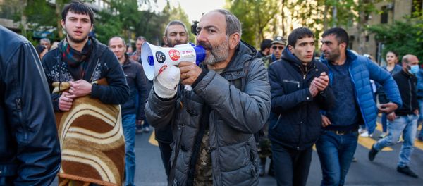 Лидер оппозиционной фракции Елк Никол Пашинян на проспекте Саят-Нова (17 апреля 2018). Ереван - Sputnik Армения