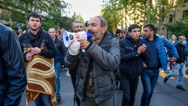 Лидер оппозиционной фракции Елк Никол Пашинян на проспекте Саят-Нова (17 апреля 2018). Ереван - Sputnik Армения
