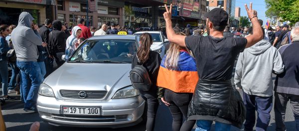 Активисты на улице Нар Дос (17 апреля 2018). Ереван - Sputnik Արմենիա