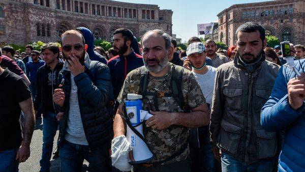 Активисты во главе с Николом Пашиняном на площади Республики (17 апреля 2018). Ереван Активисты во главе с Николом Пашиняном на площади Республики (17 апреля 2018). Ереван - Sputnik Армения