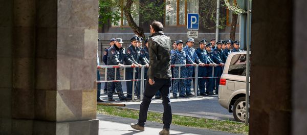 Полиция заблокировала проход на улицу Мелика Адамяна (17 апреля 2018). Ереван - Sputnik Армения