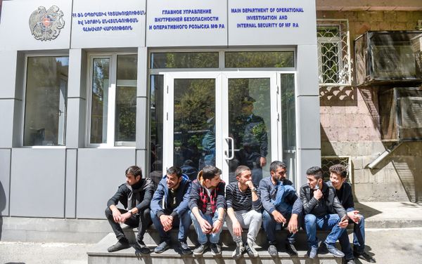 Активисты заблокировали вход в здание Главного управления внутренней безопасности и оперативного розыска МФ РА (17 апреля 2018). Ереван Активисты заблокировали вход в здание Главного управления внутренней безопасности и оперативного розыска МФ РА (17 апреля 2018). Ереван - Sputnik Армения