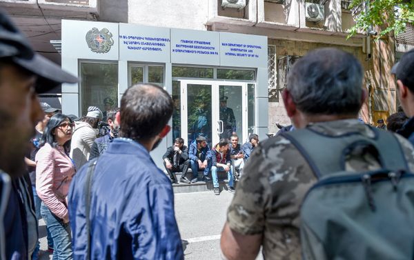Активисты заблокировали вход в здание Главного управления внутренней безопасности и оперативного розыска МФ РА (17 апреля 2018). Ереван Активисты заблокировали вход в здание Главного управления внутренней безопасности и оперативного розыска МФ РА (17 апреля 2018). Ереван - Sputnik Армения