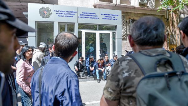 Активисты заблокировали вход в здание Главного управления внутренней безопасности и оперативного розыска МФ РА (17 апреля 2018). Ереван Активисты заблокировали вход в здание Главного управления внутренней безопасности и оперативного розыска МФ РА (17 апреля 2018). Ереван - Sputnik Армения
